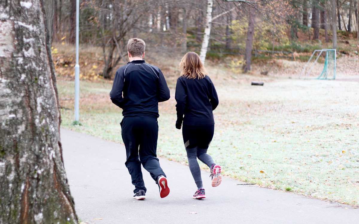 Två personer på promenad