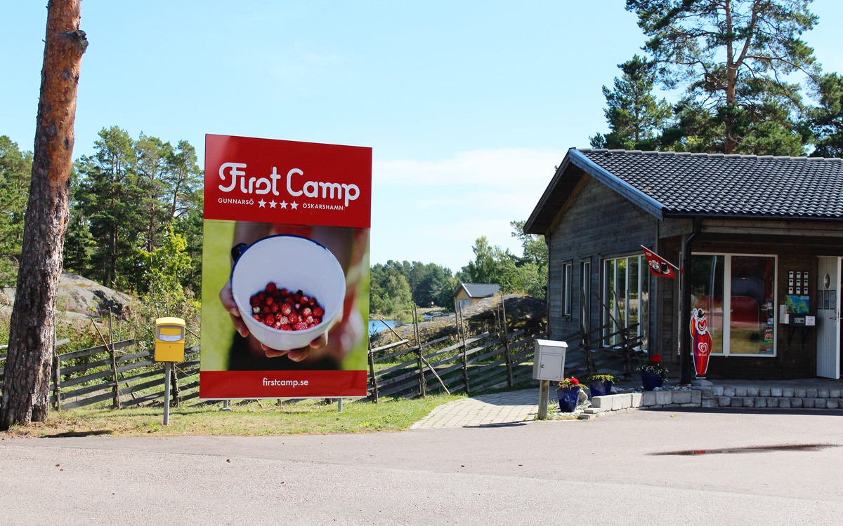 Välkomstskylten på First Camp Gunnarsö