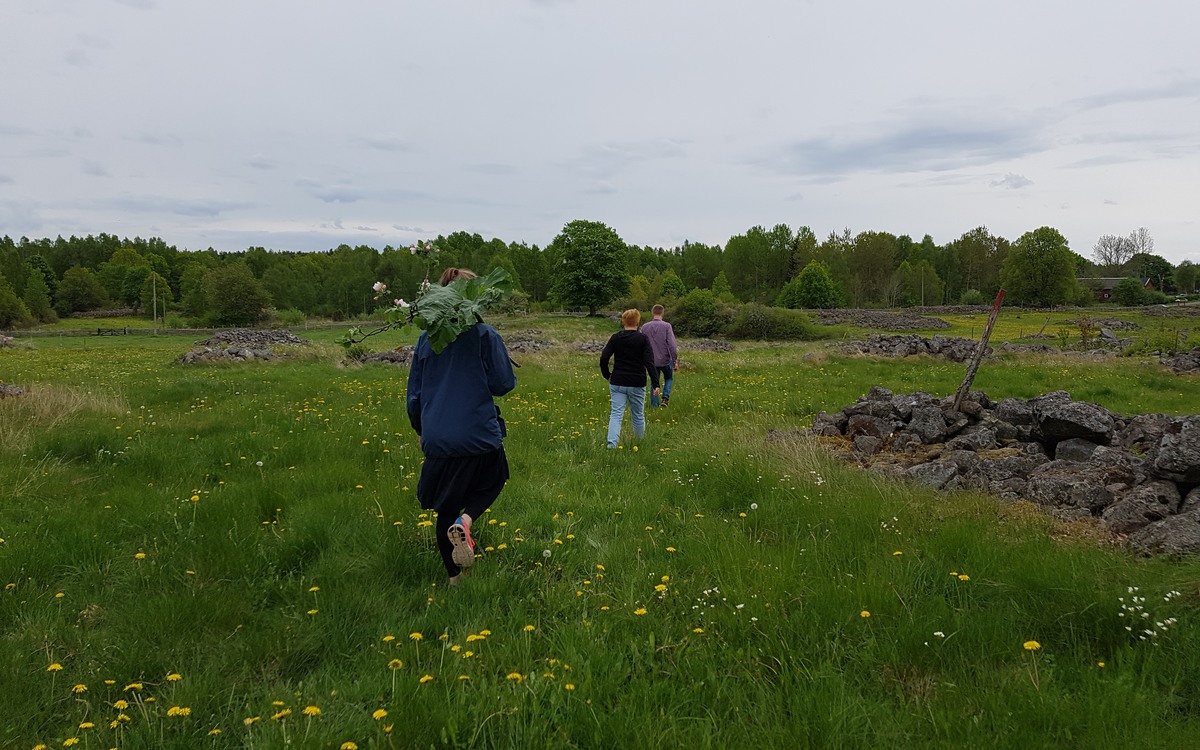 Sällskap som vandrar på vandringsleden.