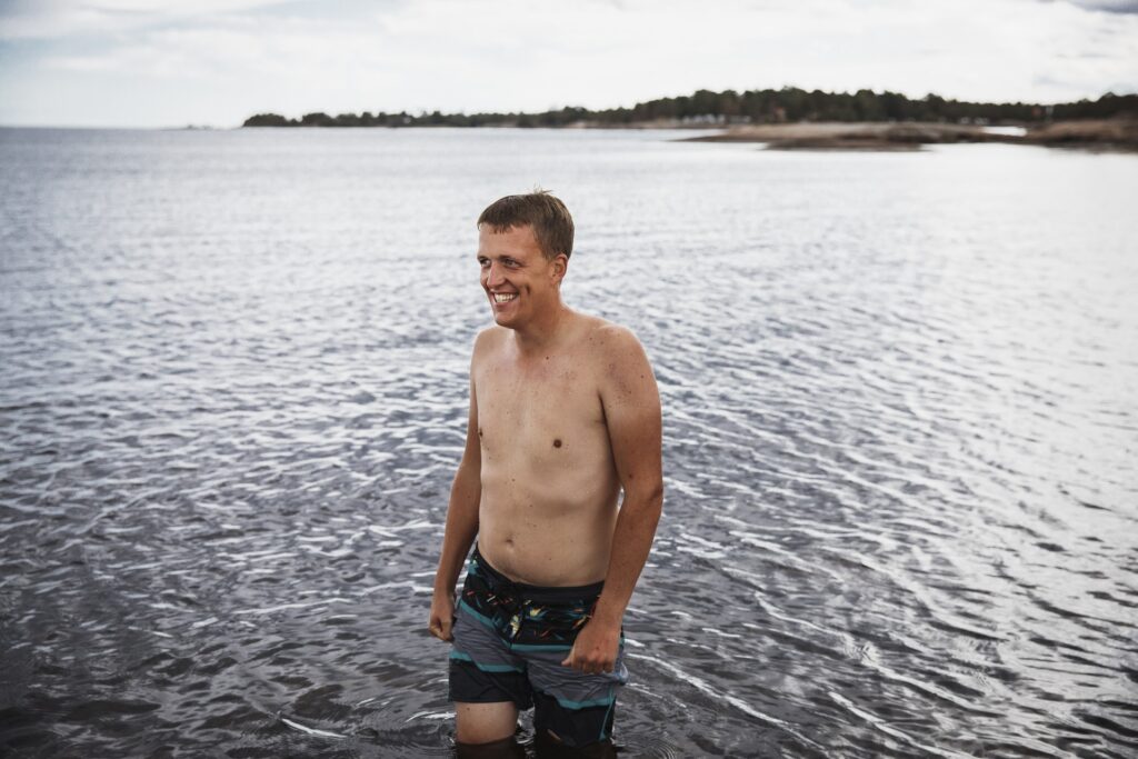 Badande kille i havet vid Ernemar.