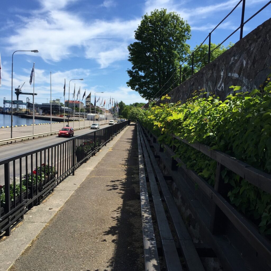 Långa soffan vid hamnen i Oskarshamn.